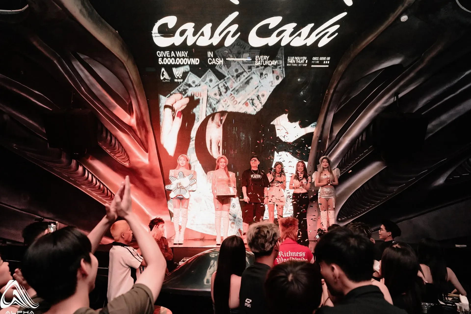 Màn LED đêm chủ đề Cash Cash phía sau sân khấu ALPHA, nghệ sĩ và vũ đoàn đứng trước đám đông