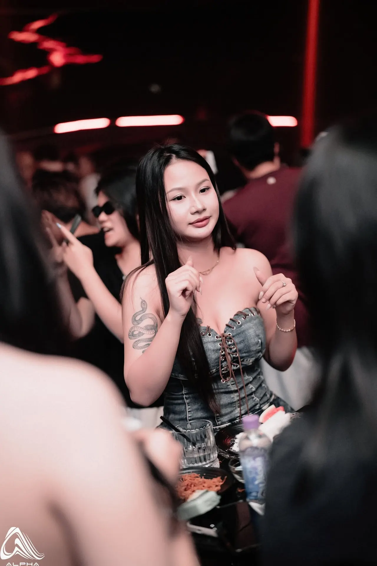 Khách nữ nhảy giữa sàn ALPHA Nha Trang dưới dải đèn đỏ