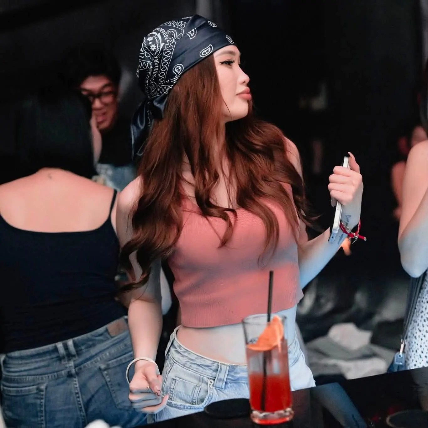 Khách nữ đội khăn bandana tận hưởng đêm ở ALPHA Nha Trang