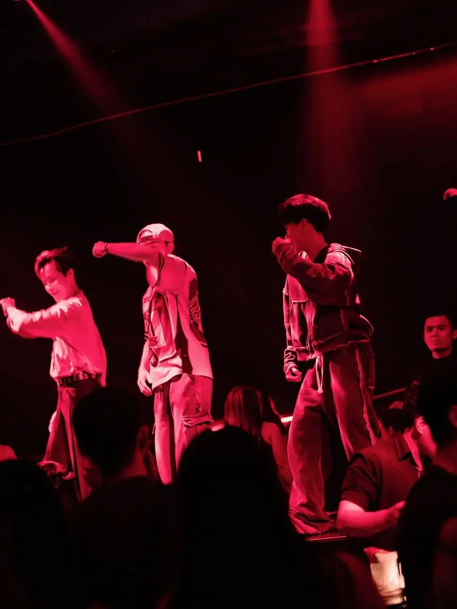 Nhóm nhảy hip-hop biểu diễn trên sân khấu ALPHA Nha Trang dưới ánh đèn đỏ